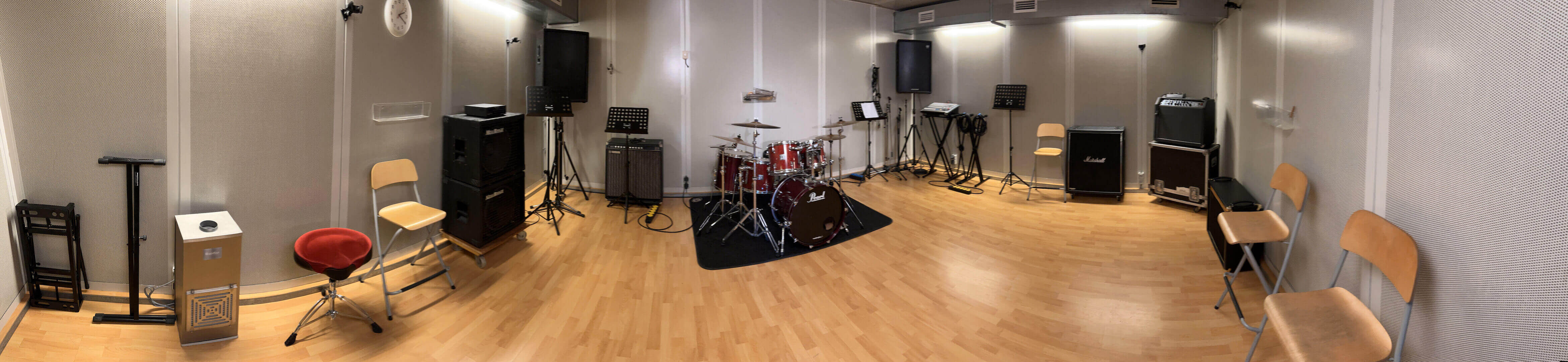 Panorama met zicht op biljart en toiletten