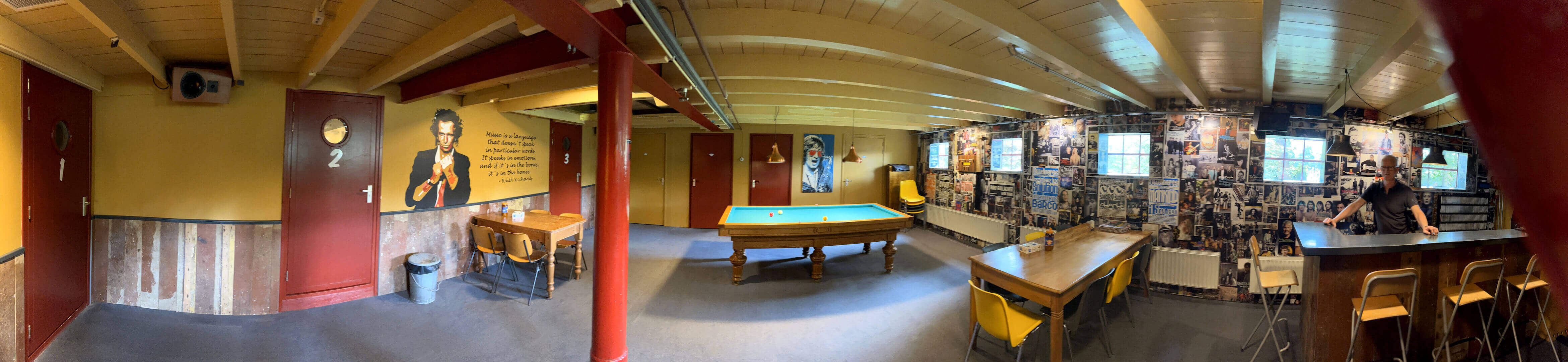 Panorama met zicht op biljart en toiletten