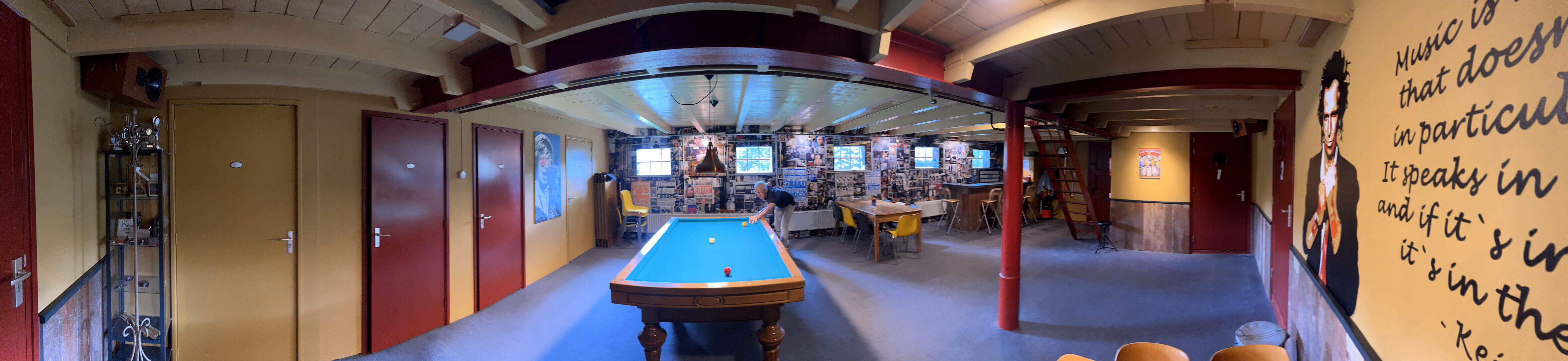 Panorama met zicht op biljart en toiletten